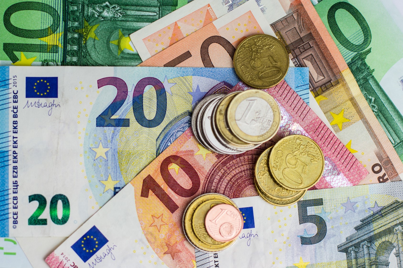 Euro continues to struggle against other major currencies